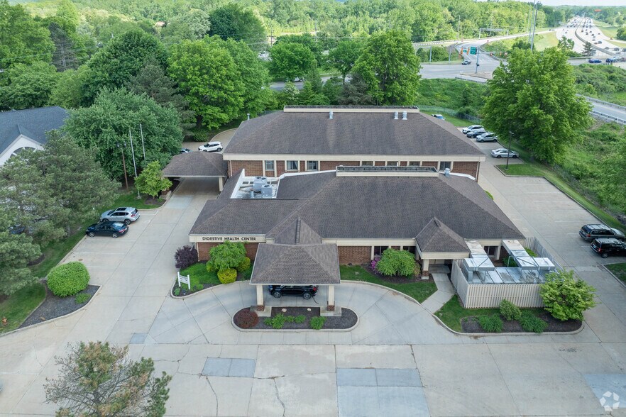 570 White Pond Dr, Akron, OH à louer - Photo du bâtiment - Image 2 de 6