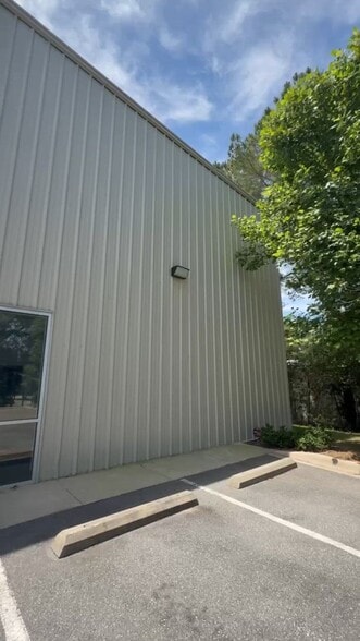 2830 Industrial Plaza Dr, Tallahassee, FL à vendre - Vidéo sur l’inscription commerciale - Image 2 de 17