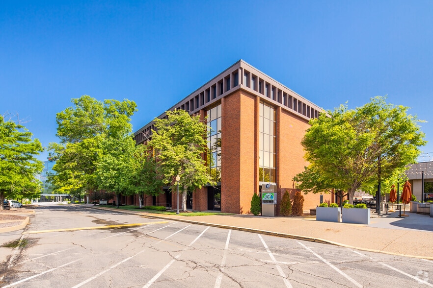 940 Westport Plaza Dr, Saint Louis, MO for lease - Primary Photo - Image 1 of 5