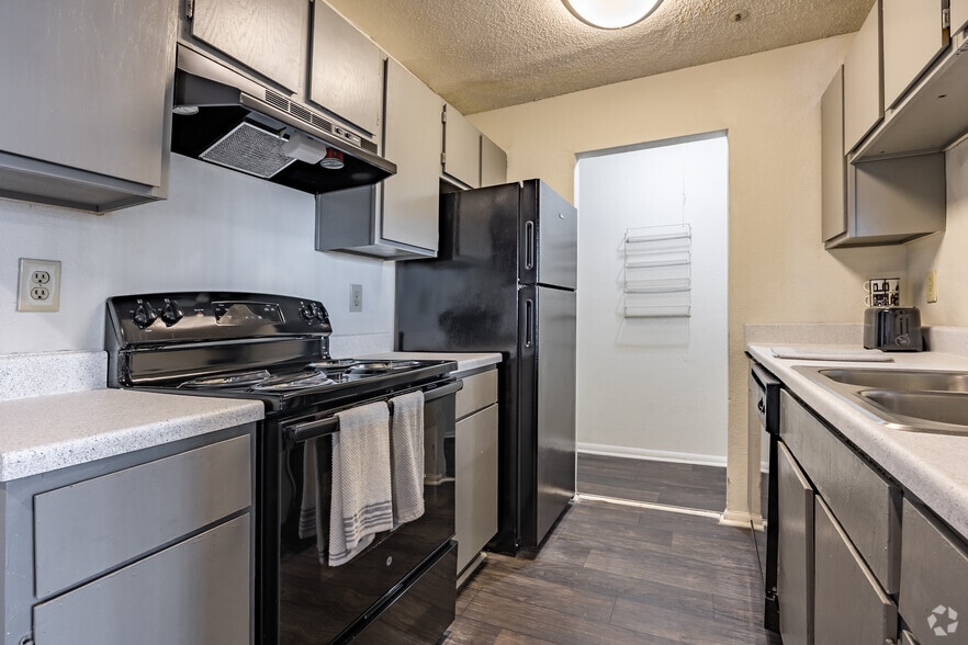 5816 Covington Hwy, Decatur, GA for sale - Interior Photo - Image 3 of 93