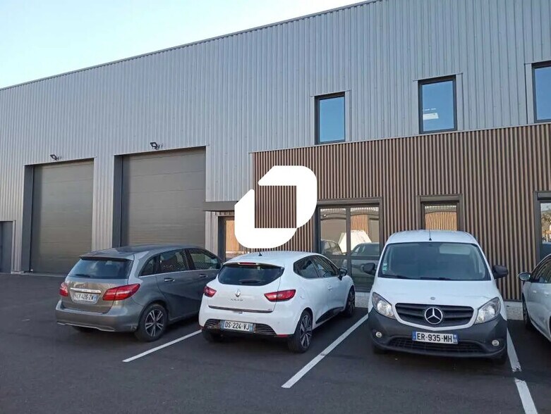 45 Rue Ampère, Chassieu à louer - Photo du bâtiment - Image 2 de 12