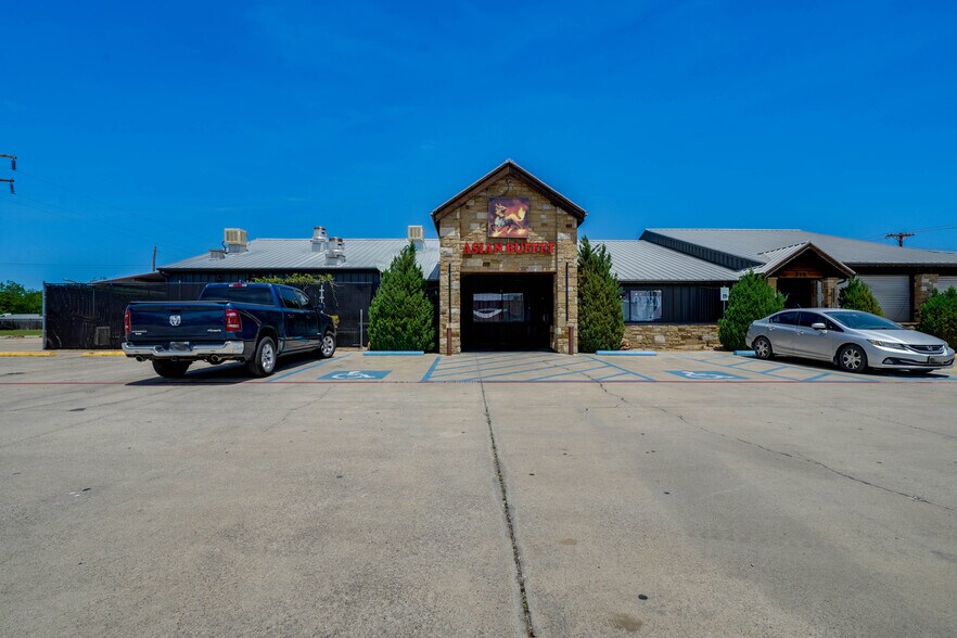 215 NE 27th Ave, Mineral Wells, TX à vendre - Photo du bâtiment - Image 2 de 35