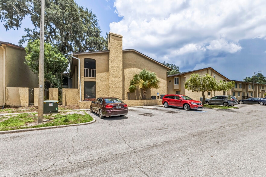 5659 Del Prado Dr, Tampa, FL à vendre - Photo du bâtiment - Image 3 de 44