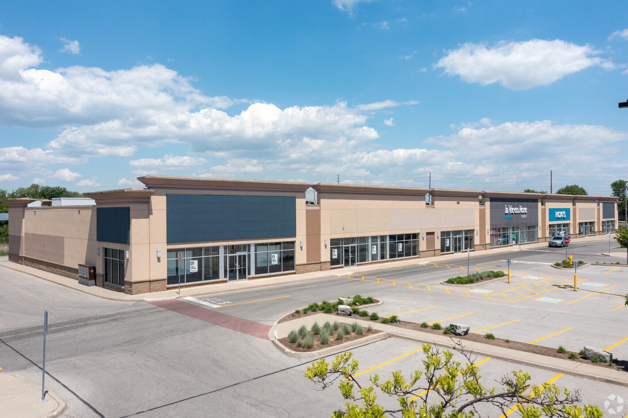 540-685 Laval Dr, Oshawa, ON à louer Photo du bâtiment- Image 1 de 9