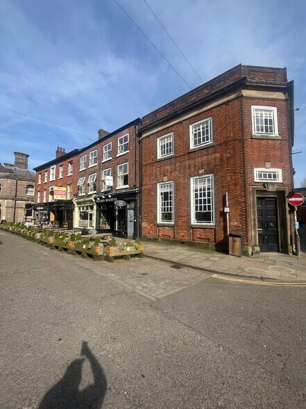 10 Market Pl, Macclesfield à louer - Photo du bâtiment - Image 2 de 8