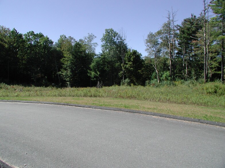 107 John G Groppo Dr, Winsted, CT à louer - Photo principale - Image 1 de 3