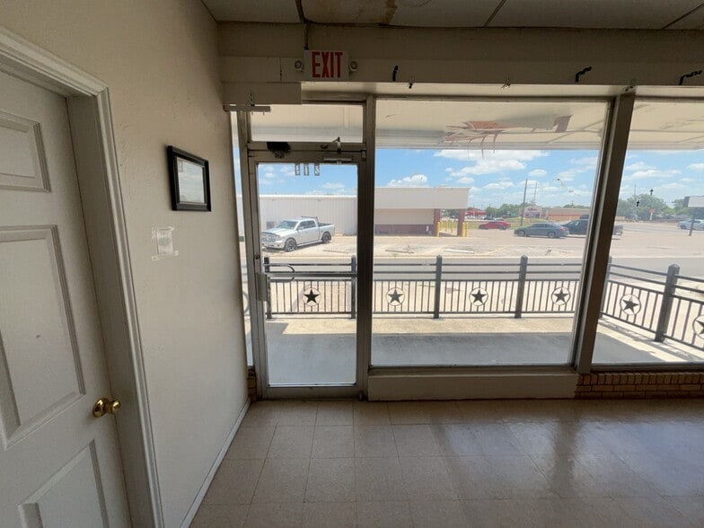 209 W Avenue D, Copperas Cove, TX à louer - Photo du bâtiment - Image 3 de 12