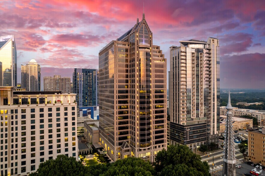 227 W Trade St, Charlotte, NC à louer - Photo du bâtiment - Image 2 de 16