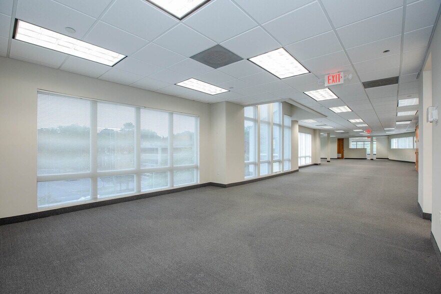 860 Wyckoff Ave, Mahwah, NJ à louer - Photo intérieure - Image 3 de 26