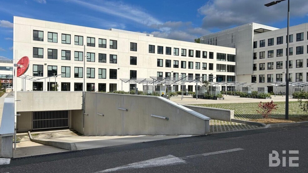 30-21 Avenue Gustave Eiffel, Pessac for lease - Building Photo - Image 3 of 7