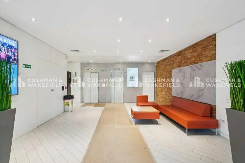 Office in Issy-les-Moulineaux for lease - Lobby - Image 2 of 14