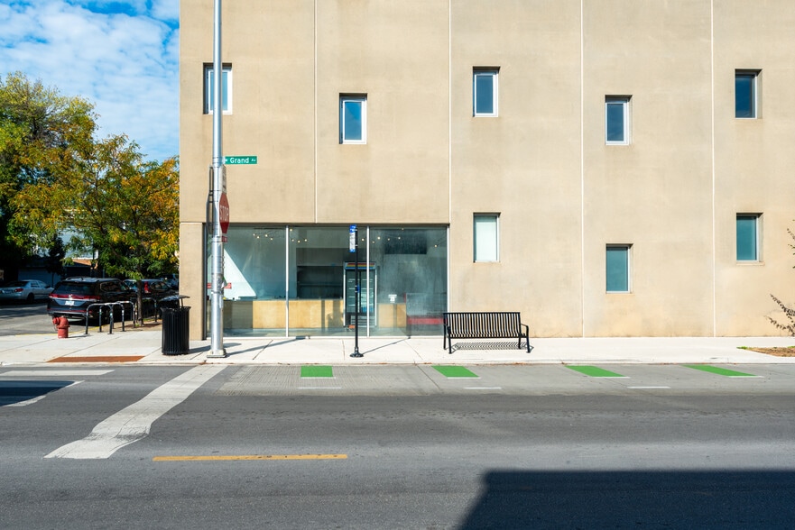 2058 W Grand Ave, Chicago, IL à vendre - Photo du bâtiment - Image 3 de 54