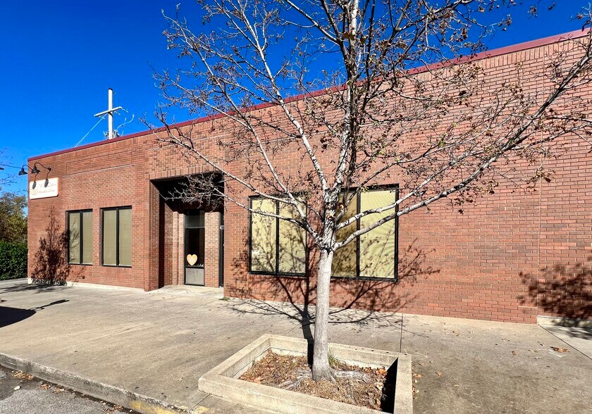 12 W 8th St, Lawrence, KS à louer - Photo du bâtiment - Image 1 de 7