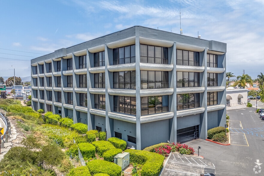 2500 E Vineyard Ave, Oxnard, CA for sale - Primary Photo - Image 1 of 6