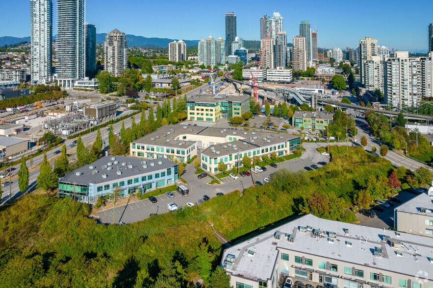 3993 Henning Dr, Burnaby, BC à vendre - Photo du bâtiment - Image 2 de 8