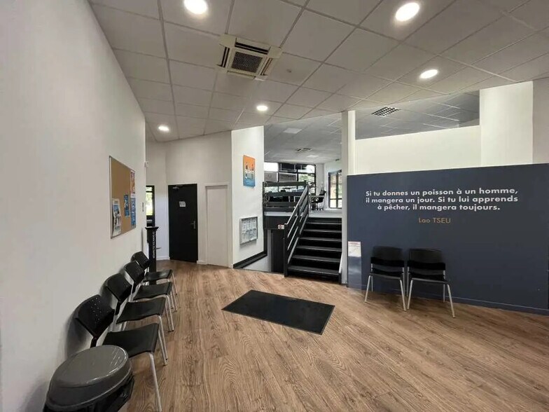 Bureau dans Bron à louer - Photo du bâtiment - Image 3 de 15