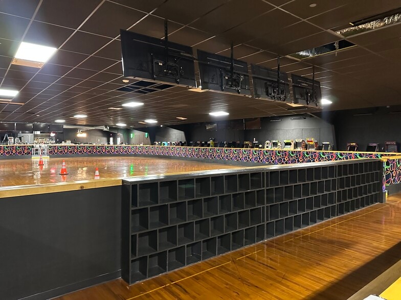 Skate Town Entertainment Venue portfolio of 2 properties for sale on LoopNet.ca - Building Photo - Image 3 of 16