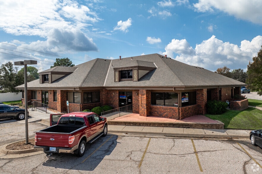 7570 W 21st St N, Wichita, KS for lease - Primary Photo - Image 1 of 4