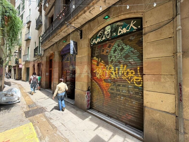 Immeuble residentiel dans Barcelone, Barcelona à vendre - Photo du bâtiment - Image 2 de 4