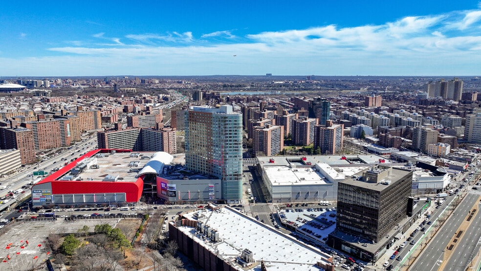 6135 Junction Blvd, Rego Park, NY for lease - Building Photo - Image 2 of 8