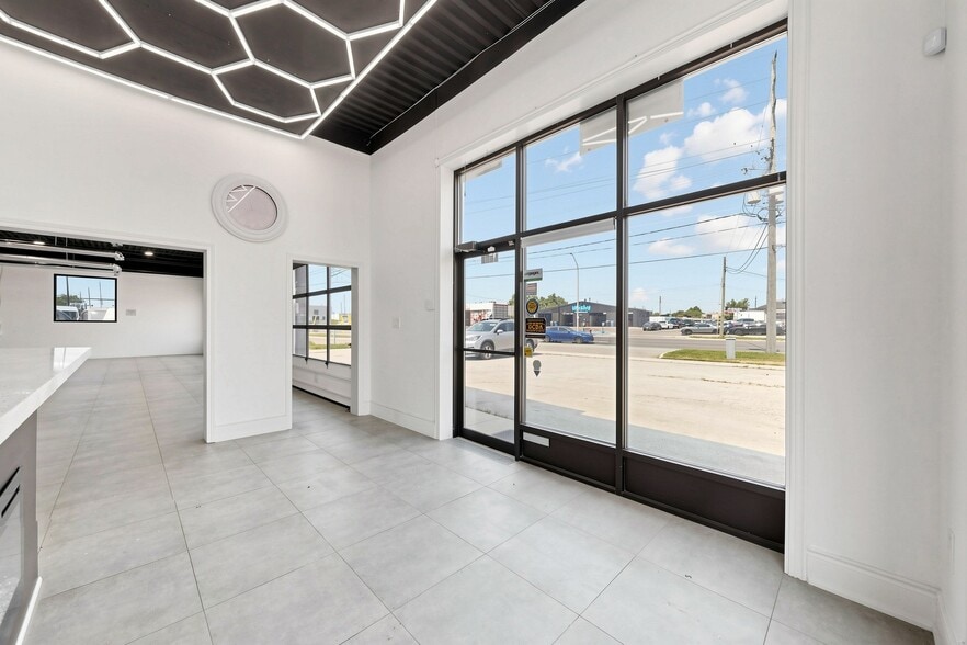 1502 Speers Rd, Oakville, ON à vendre - Photo du bâtiment - Image 2 de 21