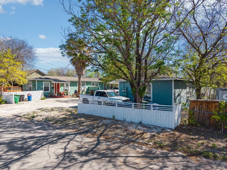 204 Hunstock Ave, San Antonio, TX à vendre - Photo du bâtiment - Image 2 de 15