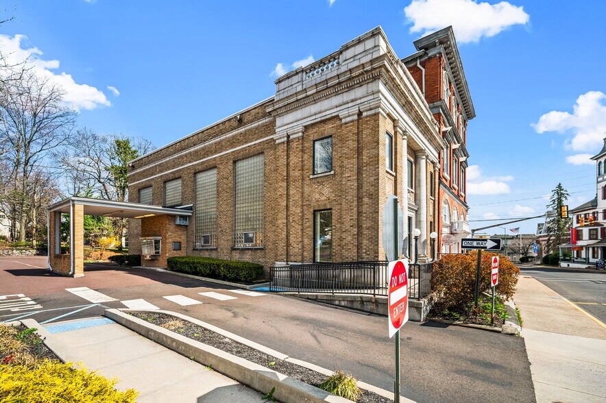 209 N Main St, Sellersville, PA à louer - Photo du bâtiment - Image 2 de 4