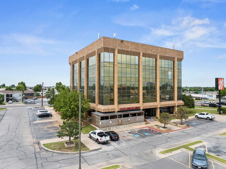 5929 N May Ave, Oklahoma City, OK à vendre - Photo du bâtiment - Image 1 de 5