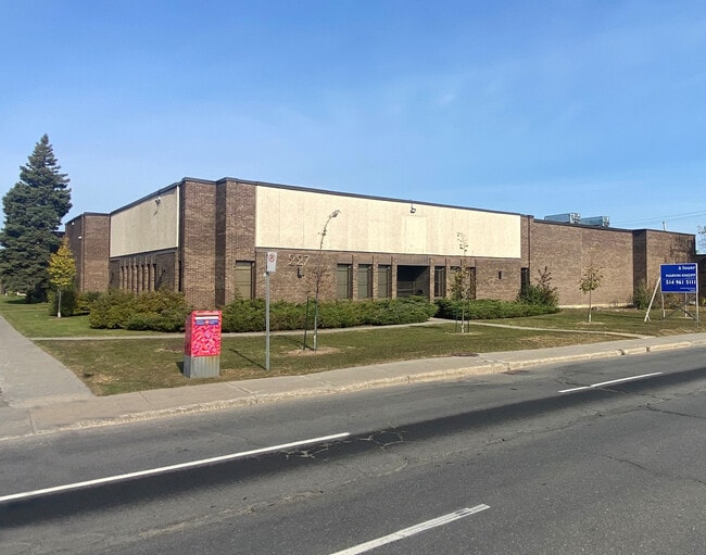 Plus de détails pour 227 Boul Brunswick, Pointe-claire, QC - Industriel à louer