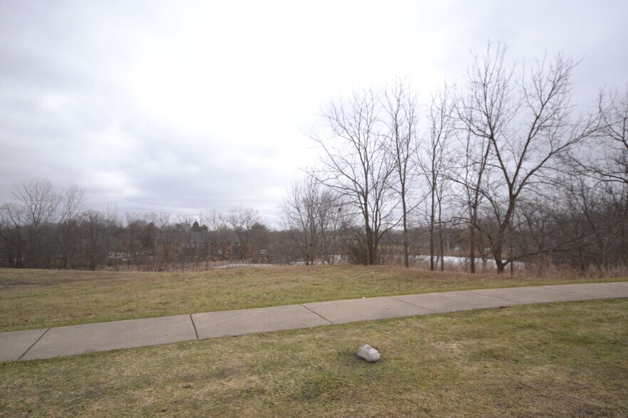 1 Highland Springs, Elgin, IL à vendre - Photo principale - Image 1 de 2