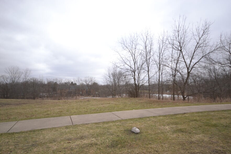 1 Highland Springs, Elgin, IL for sale - Primary Photo - Image 1 of 2