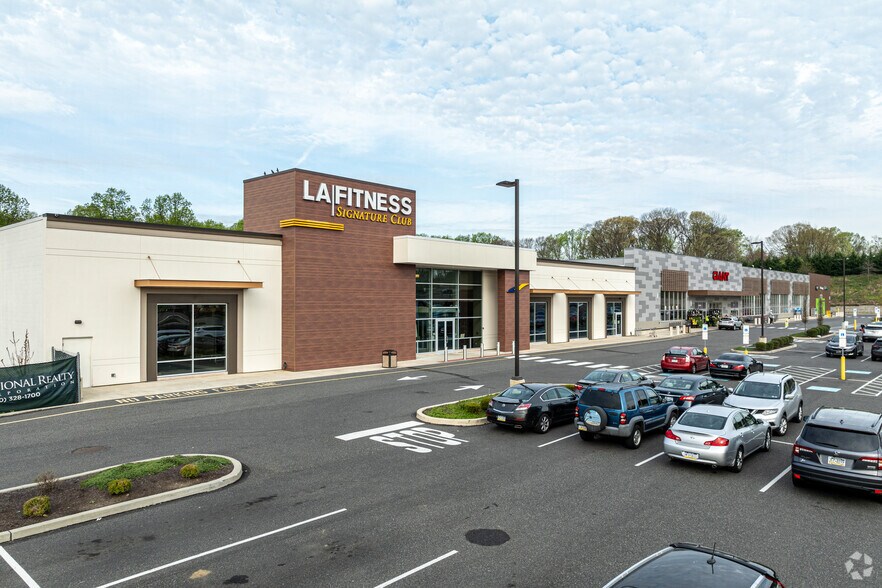 2180 W Chester Pike, Broomall, PA à louer - Photo du bâtiment - Image 1 de 17