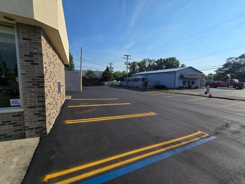 1989 N Opdyke Rd, Auburn Hills, MI à louer - Photo du bâtiment - Image 3 de 51