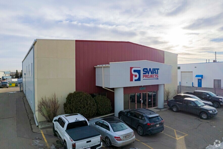 5040 12A St SE, Calgary, AB à vendre - Photo du bâtiment - Image 2 de 19