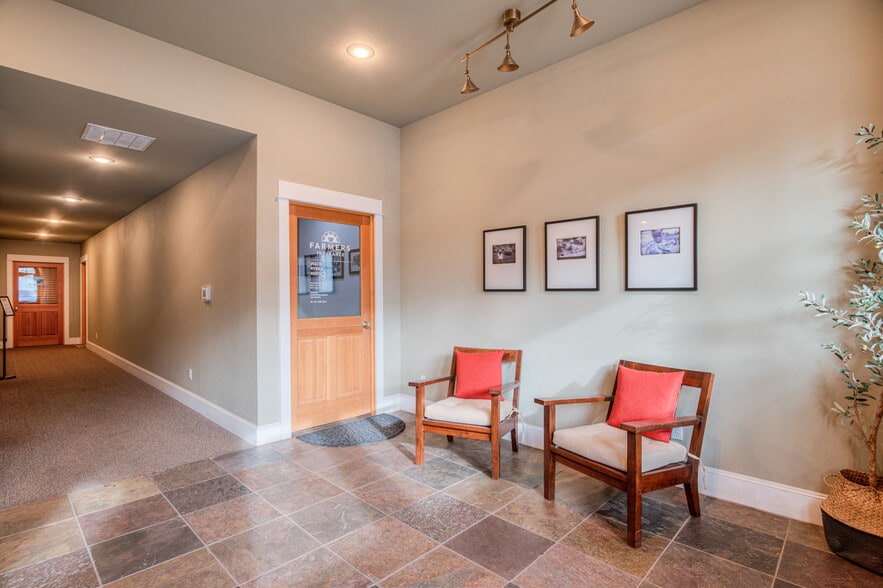 257 S Pine St, Sisters, OR for lease - Interior Photo - Image 2 of 5