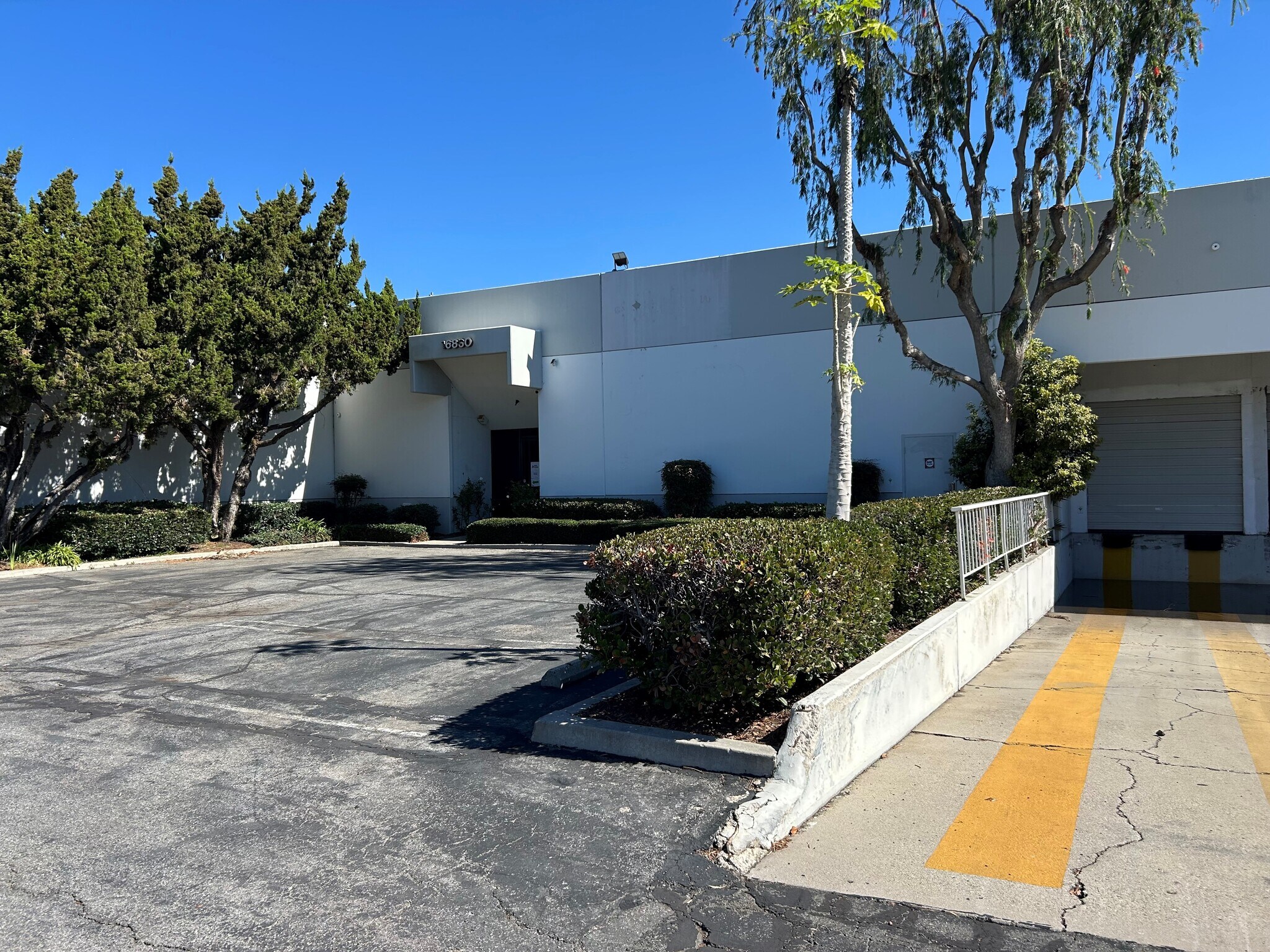 16826-16840 Edwards Rd, Cerritos, CA à louer Photo du bâtiment- Image 1 de 3