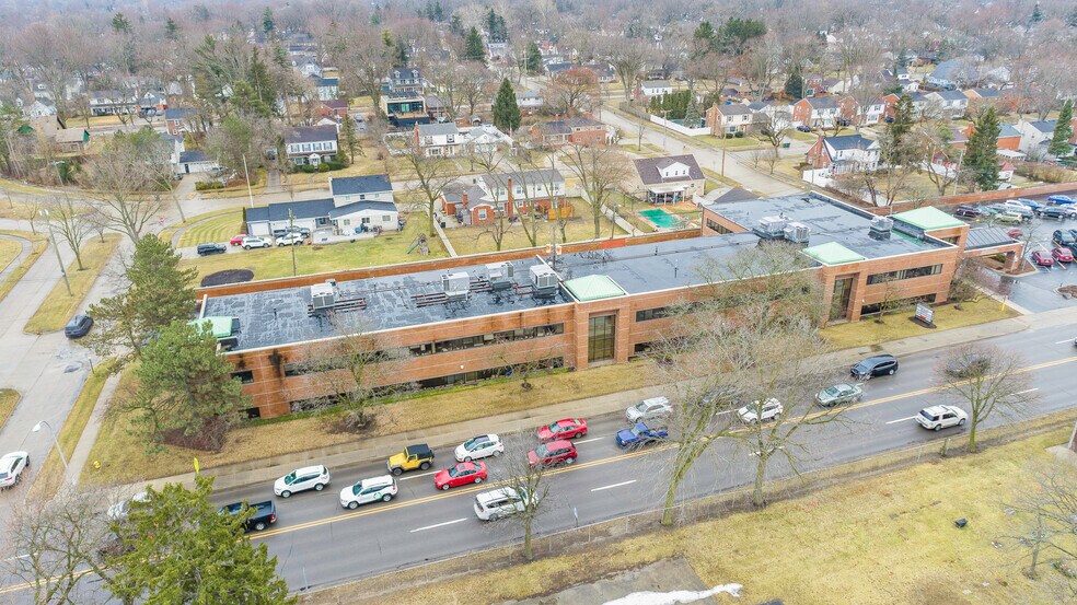 1695 W Twelve Mile Rd, Berkley, MI à louer - Photo du bâtiment - Image 2 de 7