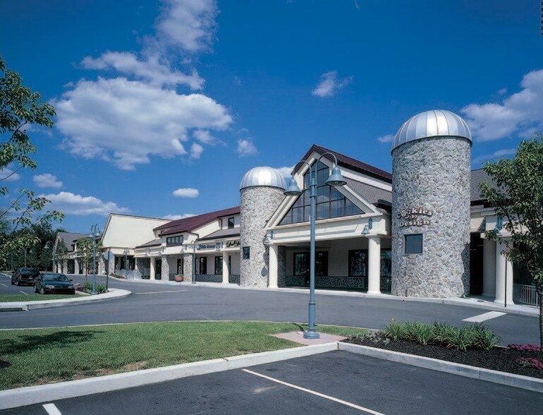 700-758 Dekalb Pike, Blue Bell, PA à louer - Photo du bâtiment - Image 2 de 9