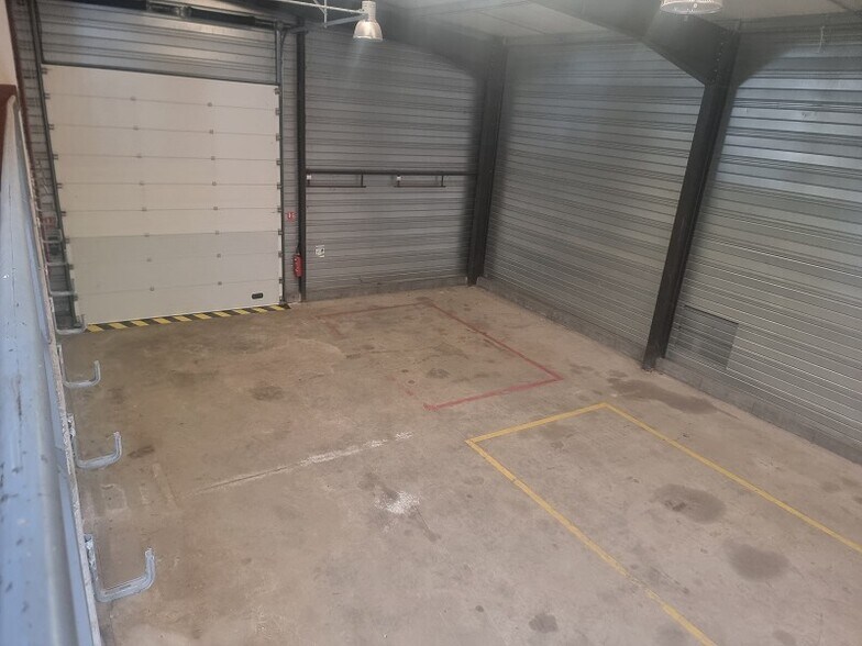 Flex in Tournefeuille for lease - Interior Photo - Image 2 of 9