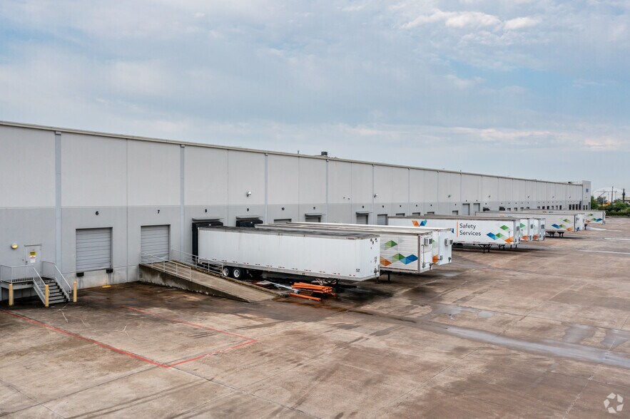 3003 Hwy 225 Fwy, Pasadena, TX à louer - Photo du bâtiment - Image 2 de 7