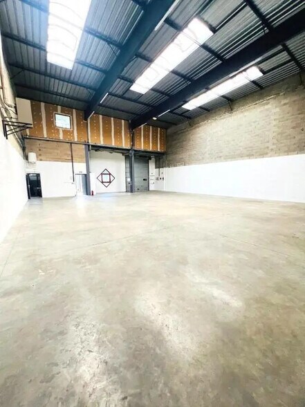 Flex in Élancourt for lease - Interior Photo - Image 2 of 10