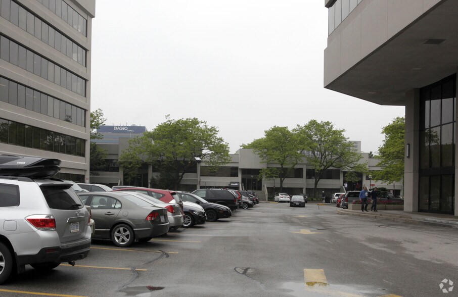 17-19 Four Seasons Pl, Toronto, ON à louer - Photo du bâtiment - Image 3 de 4