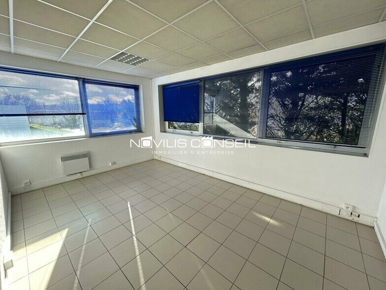 Bureau dans Saint-Jean à louer - Photo du bâtiment - Image 3 de 8