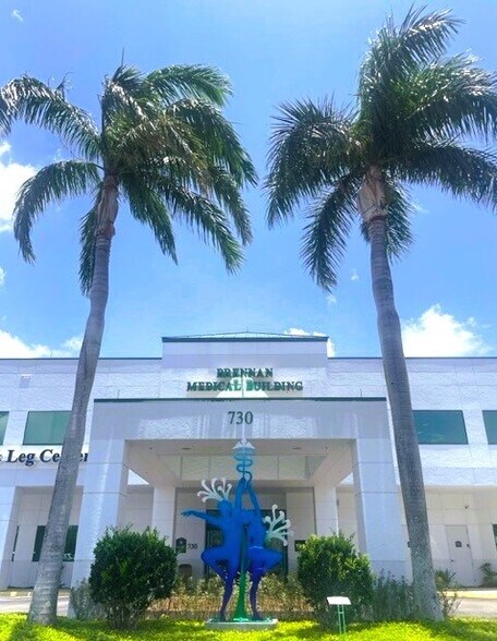 730 Goodlette Rd N, Naples, FL à louer - Photo du bâtiment - Image 3 de 4