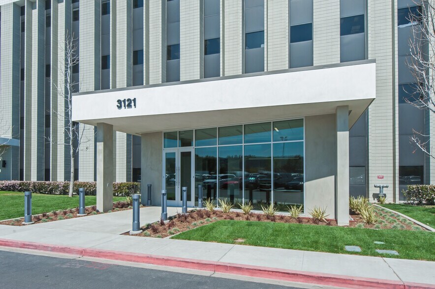 3100 W Lomita Blvd, Torrance, CA à louer - Photo du bâtiment - Image 2 de 6