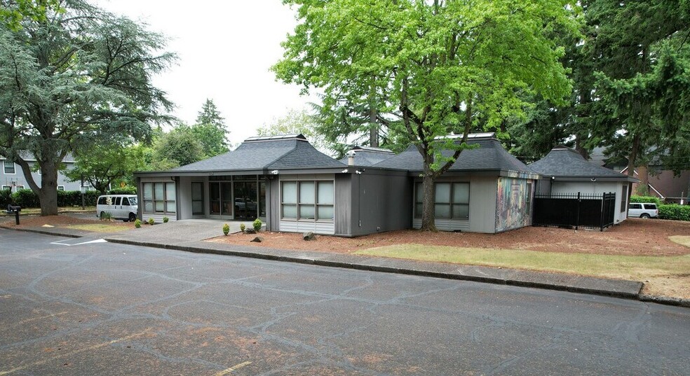 11104 SE Stark St, Portland, OR for sale - Building Photo - Image 1 of 18