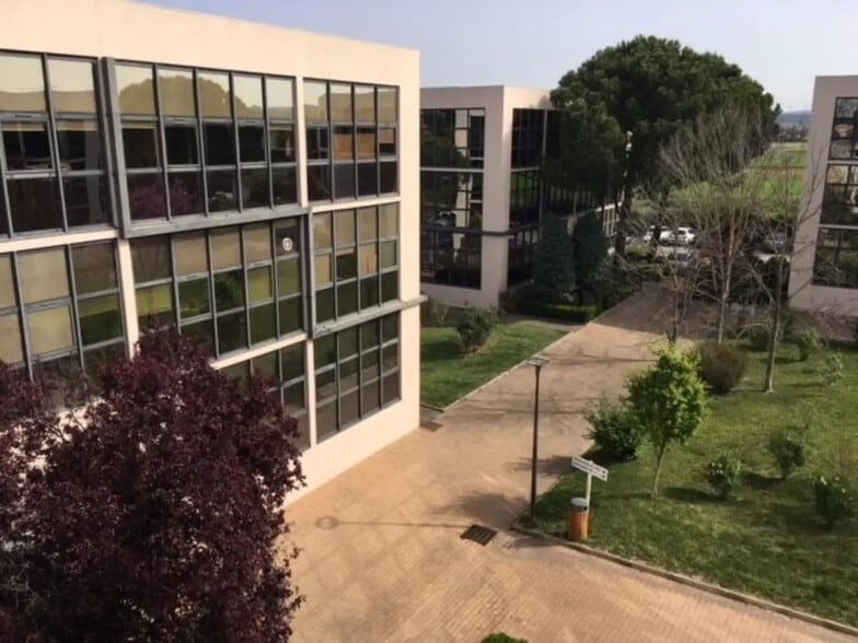 Office in Aix-en-Provence for lease - Building Photo - Image 2 of 12