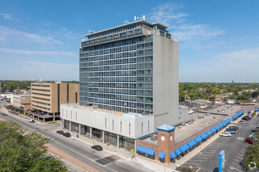Office/Retail condos totaling 7,970 SF portfolio of 3 properties for sale on LoopNet.ca - Building Photo - Image 2 of 15