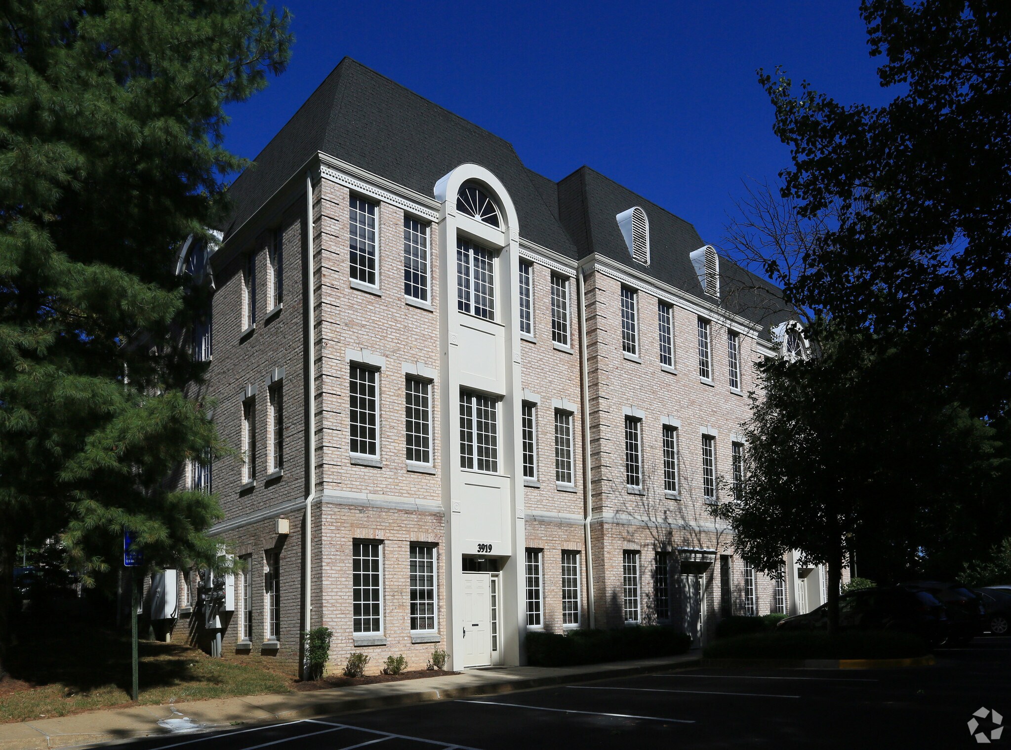 3919 Blenheim Blvd, Fairfax, VA à louer Photo principale- Image 1 de 11