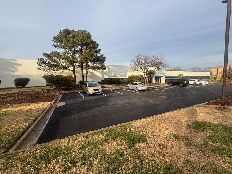 5358 Robin Hood Rd, Norfolk, VA à louer - Photo du bâtiment - Image 1 de 17